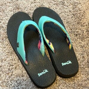 Sanuk flip flops; size 8; teal